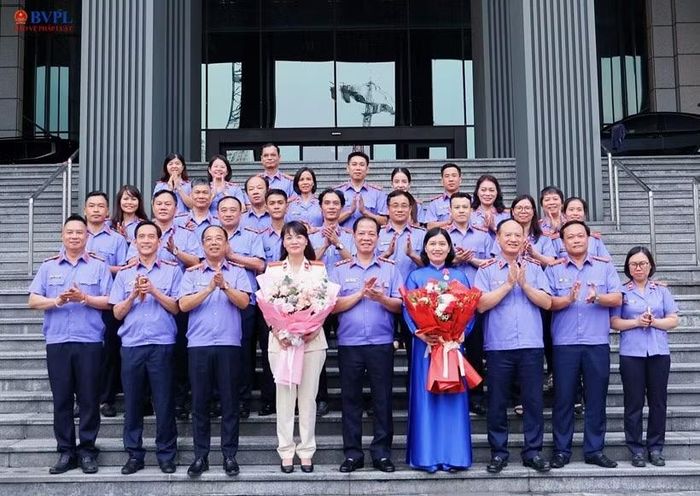 Đồng chí Trần Hải Quân, Phó Viện trưởng VKSND tối cao, cùng lãnh đạo, nguyên lãnh đạo Báo Bảo vệ pháp luật và cán bộ, viên chức, người lao động Báo Bảo vệ pháp luật chụp ảnh lưu niệm.