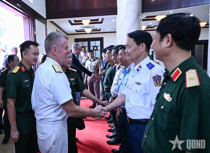 Đại tướng Nguyễn Tân Cương giới thiệu với Đô đốc Samuel Paparo các thành viên đoàn Việt Nam. Ảnh: TRỌNG HẢI