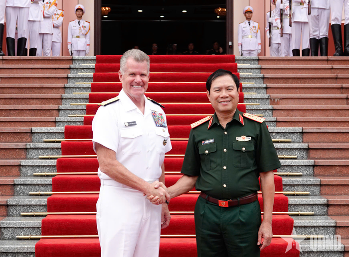 Đại tướng Nguyễn Tân Cương đón Đô đốc Samuel Paparo. Ảnh: TRỌNG HẢI