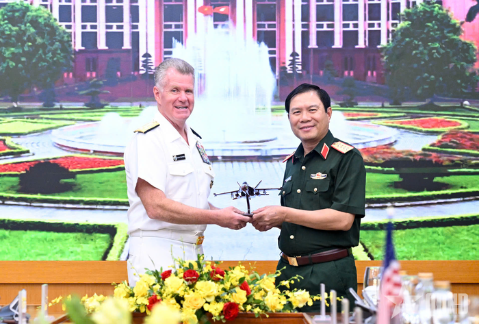 Đô đốc Samuel Paparo trao quà lưu niệm tặng Đại tướng Nguyễn Tân Cương. Ảnh: TRỌNG HẢI