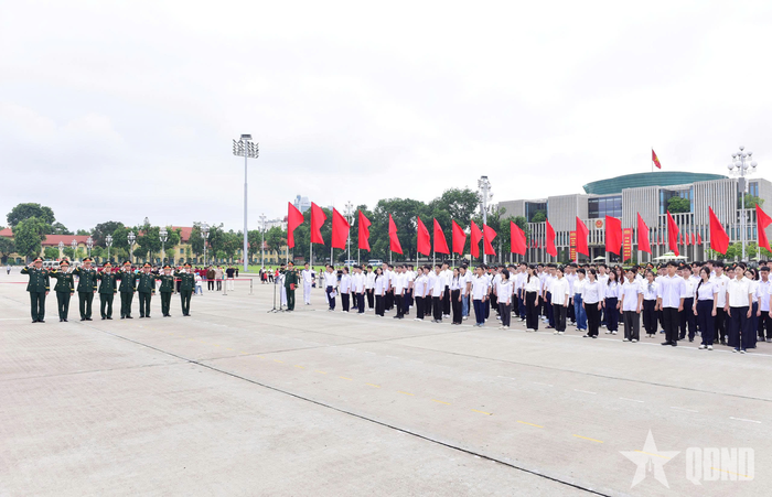 Đoàn đại biểu dự Hội nghị tuyên dương học sinh tiêu biểu, xuất sắc là con cán bộ, nhân viên trong Quân đội lần thứ VI, giai đoạn 2022-2026 tại lễ báo công dâng Bác.