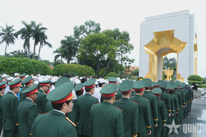 Trước đó, đoàn đã đến dâng hoa, dâng hương tưởng niệm các anh hùng liệt sĩ tại Đài tưởng niệm các anh hùng liệt sĩ trên đường Bắc Sơn (Hà Nội).