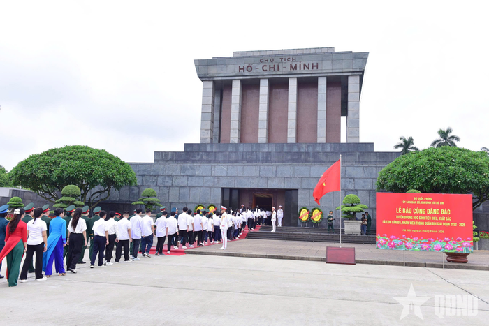 Sau lễ báo công, đoàn đã đặt vòng hoa và vào Lăng viếng Chủ tịch Hồ Chí Minh.