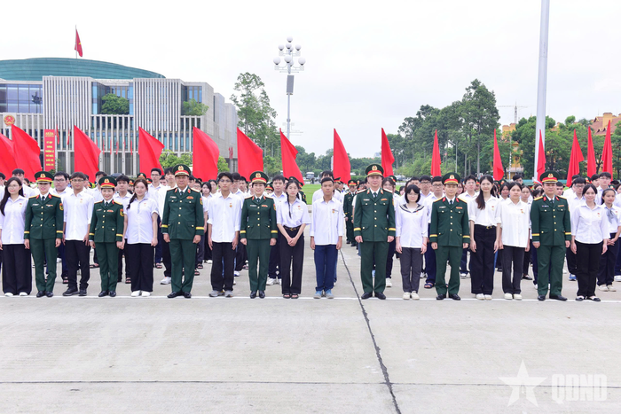 Tham dự lễ báo công gồm đại biểu chỉ huy các cơ quan, đơn vị và 135 học sinh tiêu biểu, xuất sắc là con cán bộ, nhân viên trong Quân đội giai đoạn 2022-2026.
