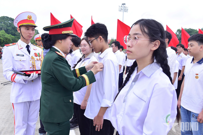 Thiếu tướng Phùng Thị Phú, Phó cục trưởng Cục Quân huấn - Nhà trường, Bộ Tổng Tham mưu gắn Huy hiệu Bác Hồ tặng các học sinh.