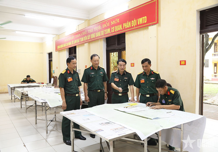 Thủ trưởng Quân đoàn 12 và các đại biểu theo dõi các thí sinh thực hành nội dung thi. 