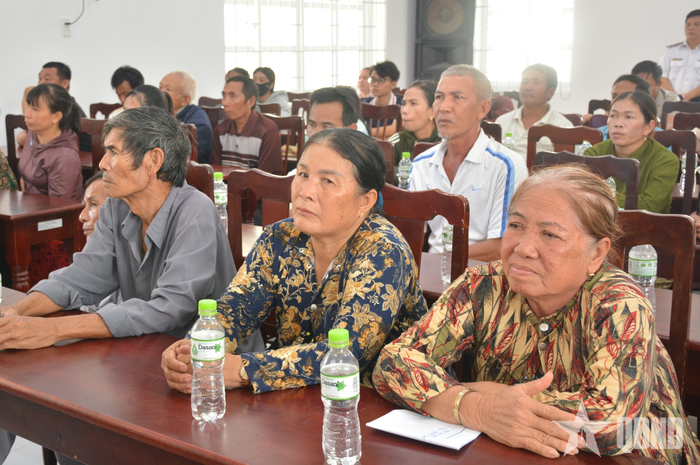  Ngư dân nghe tuyên truyền phổ biến pháp luật.