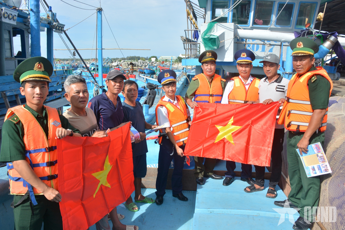  Ban tổ chức trao cờ Tổ quốc tặng chủ phương tiện.