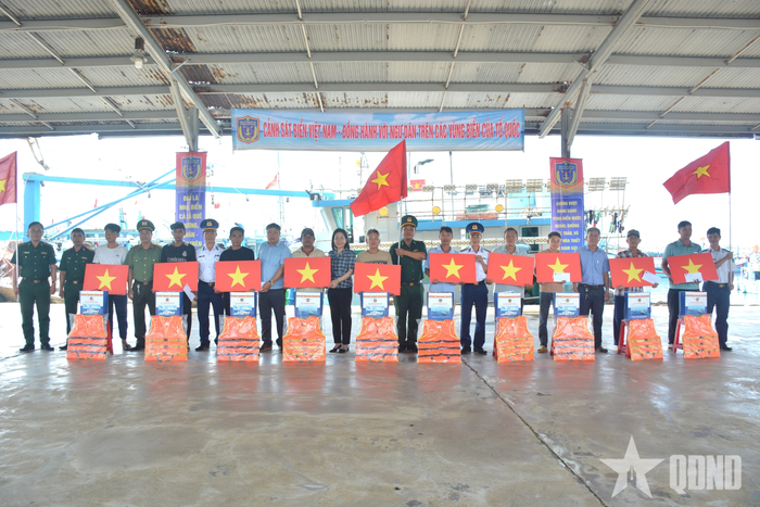 Ban tổ chức trao quà tặng ngư dân tại cảng cá Mỹ Tân.