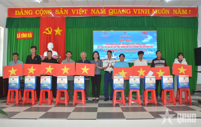  Ban tổ chức trao quà tặng ngư dân, các gia đình có hoàn cảnh khó khăn.