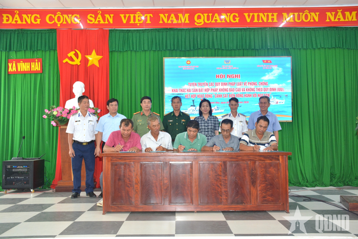  Đại diện các cơ quan, đơn vị chứng kiến các chủ tàu cá ký cam kết.