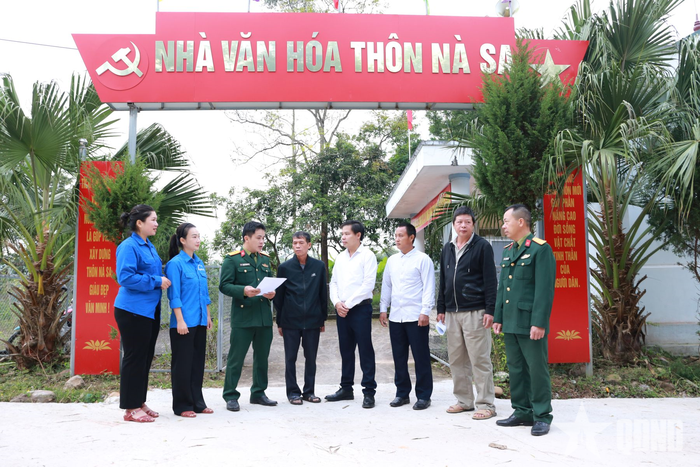  Cán bộ, nhân viên, thanh niên tình nguyện Lâm trường 156 tuyên truyền tới nhân dân trên địa bàn trong thực hiện Đề án 57. 