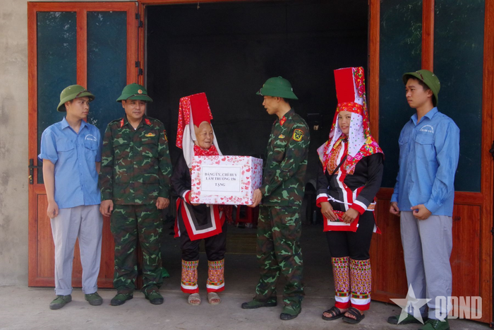  Cán bộ, nhân viên Lâm trường 156 tặng quà gia đình có hoàn cảnh khó khăn trên địa bàn.