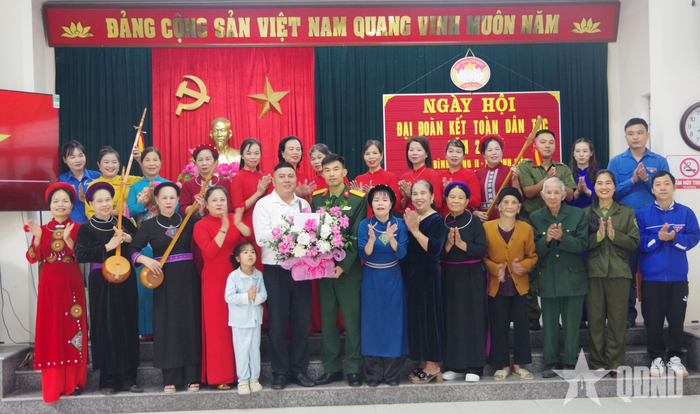 Lâm trường 156 tặng hoa chúc mừng thôn, bản trên địa bàn trong Ngày hội "Đại đoàn kết toàn dân tộc". 