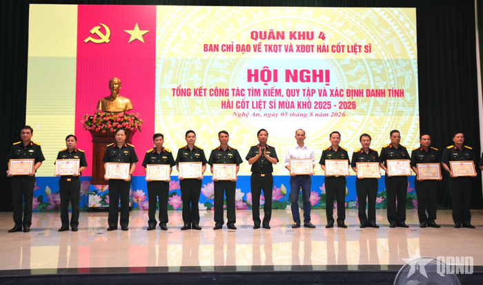 Lãnh đạo Quân khu 4 trao bằng khen tặng các tập thể có thành tích trong công tác tìm kiếm, quy tập và xác định danh tính hài cốt liệt sĩ.