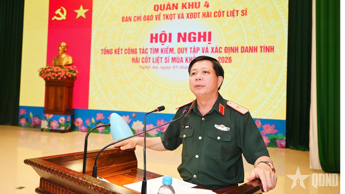 Thiếu tướng Lê Văn Trung, Phó chính ủy, Trưởng ban chỉ đạo Quân khu 4 phát biểu.