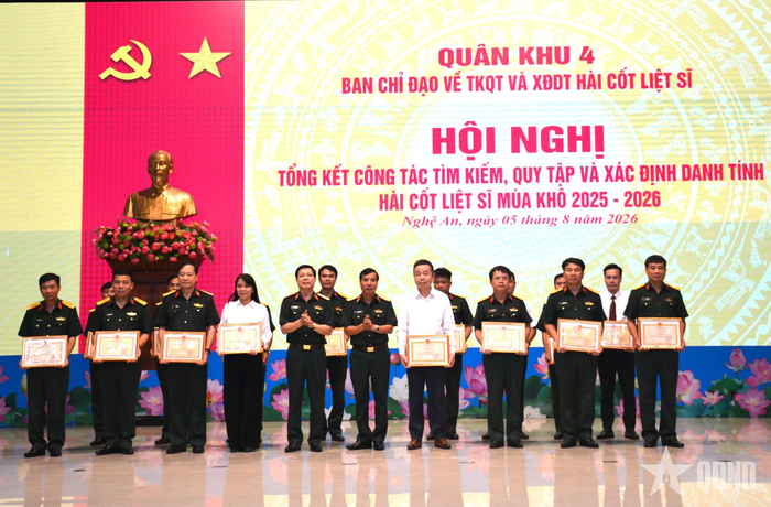 Đại diện Bộ tư lệnh Quân khu 4 trao bằng khen tặng các cá nhân có thành tích trong công tác tìm kiếm, quy tập và xác định danh tính hài cốt liệt sĩ.