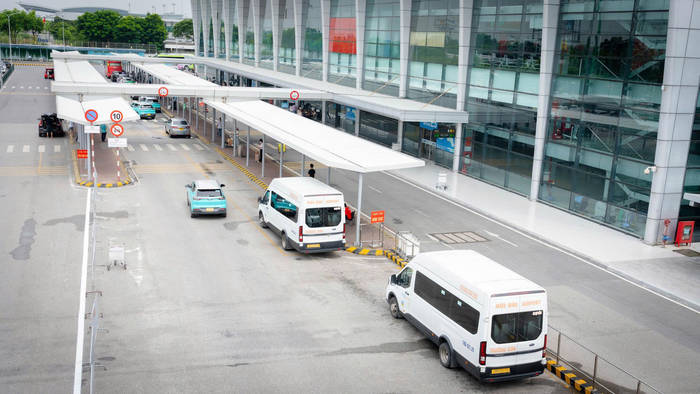 Làn đón trả khách cho xe dịch vụ trước sảnh E, Nhà ga T1 - Cảng hàng không quốc tế Nội Bài. Ảnh: NIA