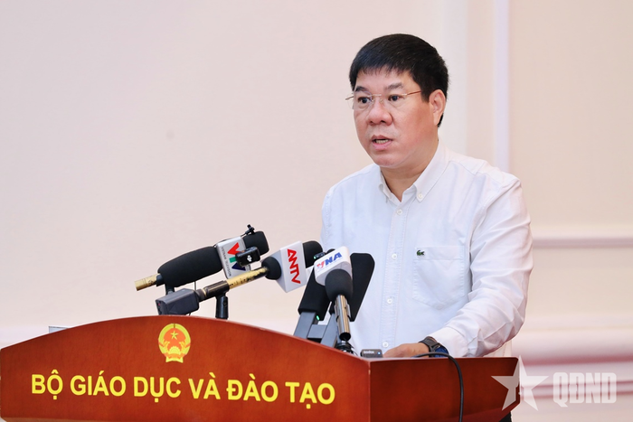 Đồng chí Huỳnh Văn Chương phát biểu tại họp báo về phương án xử lý đối với thí sinh tại điểm thi Trường THPT Chuyên Tuyên Quang trong Kỳ thi tốt nghiệp THPT năm 2026.