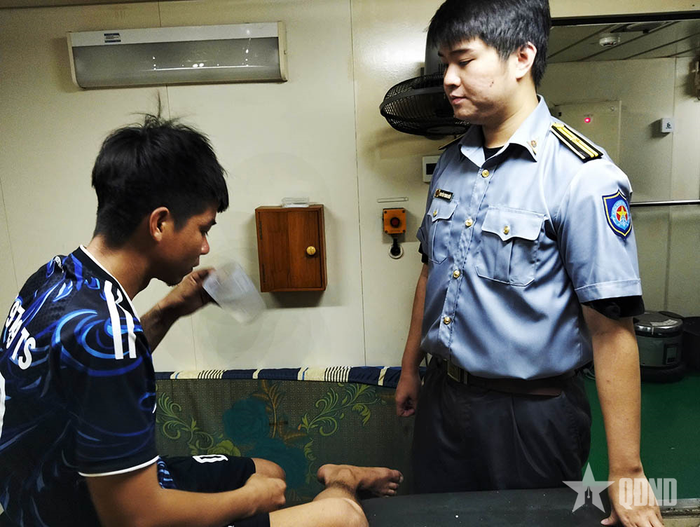 Cán bộ Tàu KN-278 thăm, động viên ngư dân.