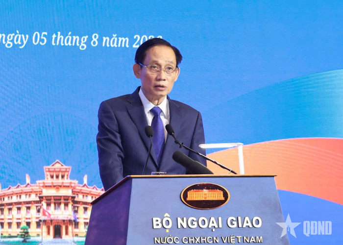 Đồng chí Lê Hoài Trung, Ủy viên Bộ Chính trị, Bộ trưởng Bộ Ngoại giao phát biểu tại Phiên họp. Ảnh: VŨ PHONG