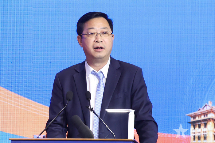Đồng chí Cao Xuân Thạo, Phó chủ tịch Ủy ban Trung ương Mặt trận Tổ quốc Việt Nam trình bày tham luận tại Phiên họp. Ảnh: VŨ PHONG