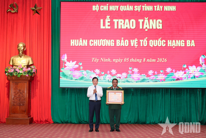 Thừa ủy quyền của Chủ tịch nước, đồng chí Phạm Tấn Hòa trao Huân chương Bảo vệ Tổ quốc hạng Ba đối với Đại tá Trần Chí Công.