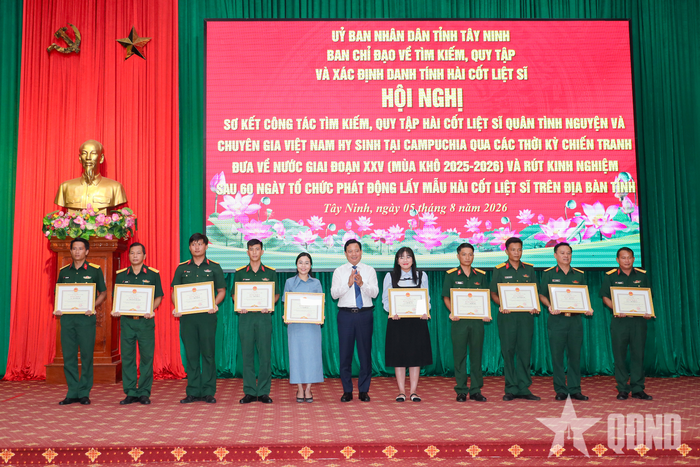  Lãnh đạo UBND tỉnh Tây Ninh trao bằng khen tặng các tập thể, cá nhân có thành tích xuất sắc trong công tác tìm kiếm, quy tập và xác định danh tính hài cốt liệt sĩ. 