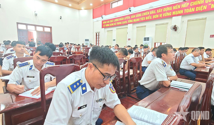 Cán bộ, đảng viên Vùng cảnh sát biển 2 dự hội nghị.