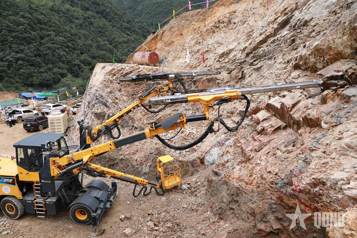 Hoạt động xây dựng được triển khai tại công trình hầm Hoàng Liên.