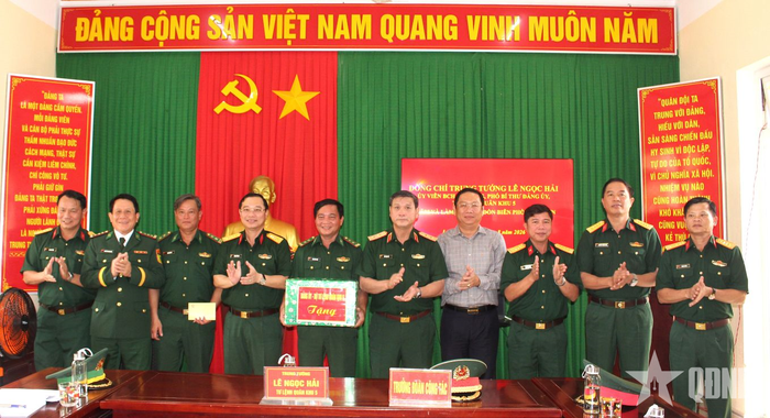  Trung tướng Lê Ngọc Hải cùng đoàn công tác đến thăm, kiểm tra thực tế tại Đồn Biên phòng Lý Sơn và Đại đội Pháo mặt đất thuộc Tiểu đoàn Hỗn hợp Lý Sơn. 
