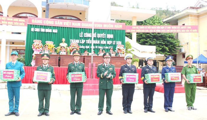  Trung tướng Lê Ngọc Hải tặng quà các lực lượng Quân đội, Công an đóng quân tại đặc khu Lý Sơn. 