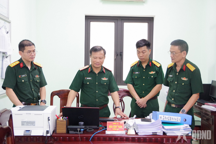 Thiếu tướng Hoàng Văn Quân, Cục trưởng Cục Cơ yếu, Bộ Tổng Tham mưu kiểm tra tại cơ quan Bộ CHQS tỉnh Quảng Trị.