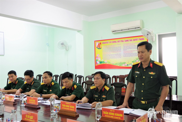 Đại tá Trần Hùng Khanh, Phó chỉ huy trưởng Bộ CHQS tỉnh Quảng Trị phát biểu tại buổi kiểm tra.