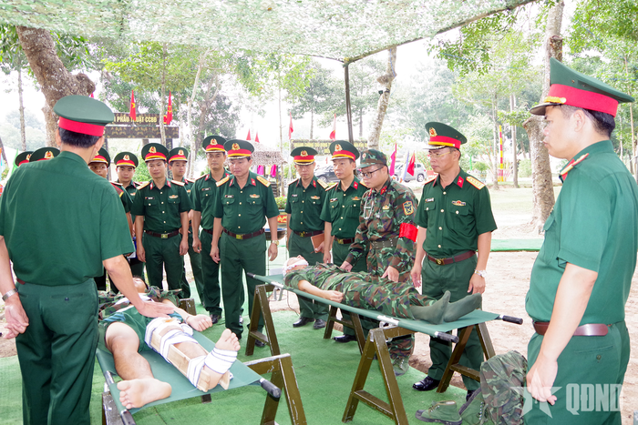 Đoàn kiểm tra Đội Phẫu thuật cứu chữa bước đầu thực hành phân loại thương binh, bệnh binh tại Trung đoàn 3, Sư đoàn 9.