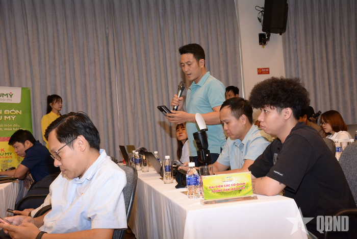 Các phóng viên đặt câu hỏi với Ban tổ chức về các vấn đề liên quan đến lễ hội.
