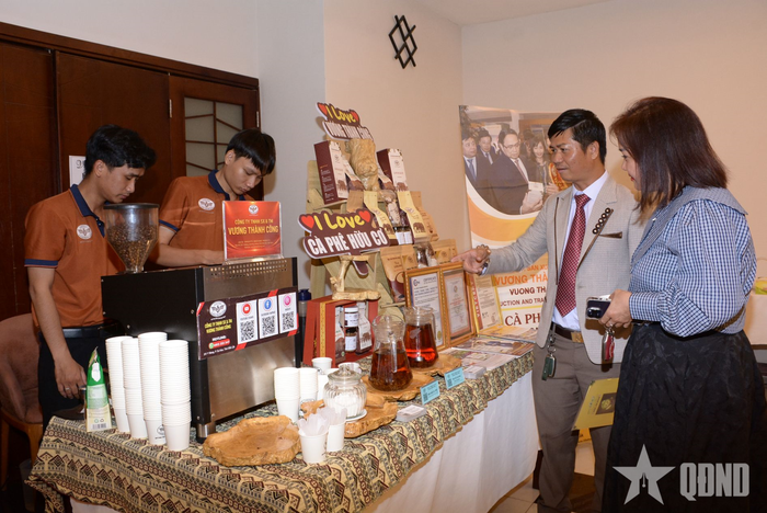 Các đại biểu thưởng thức cà phê - sầu riêng mang đậm văn hóa, đời sống của người dân Đắk Lắk bên lề sự kiện.