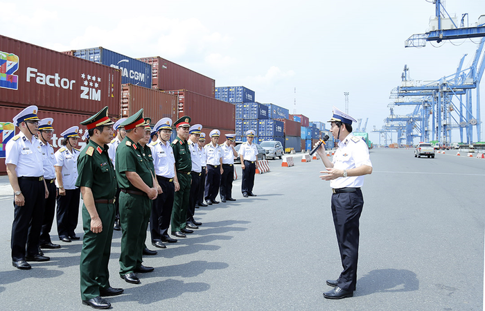 Thiếu tướng Ngô Minh Thuấn giới thiệu với Thượng tướng Nguyễn Quang Ngọc và đoàn công tác về hoạt động của Cảng Tân Cảng Cát Lái.