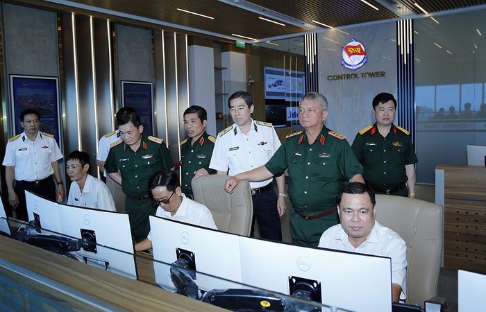 Thượng tướng Nguyễn Quang Ngọc tham quan Trung tâm điều hành sản xuất Cảng Tân Cảng Cát Lái.