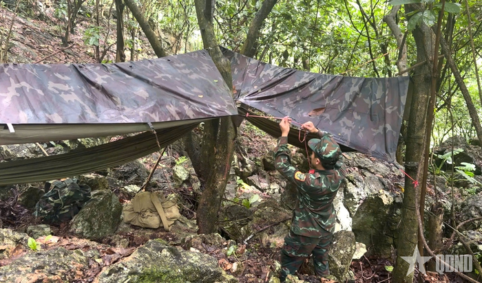 Sau bữa cơm dã chiến, cán bộ, chiến sĩ Đội tìm kiếm, quy tập hài cốt liệt sĩ, Bộ CHQS tỉnh Tuyên Quang tranh thủ mắc võng nghỉ ngơi giữa rừng. 