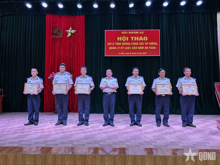  Thượng tá Trịnh Minh Hiển trao giải tặng các thí sinh. 