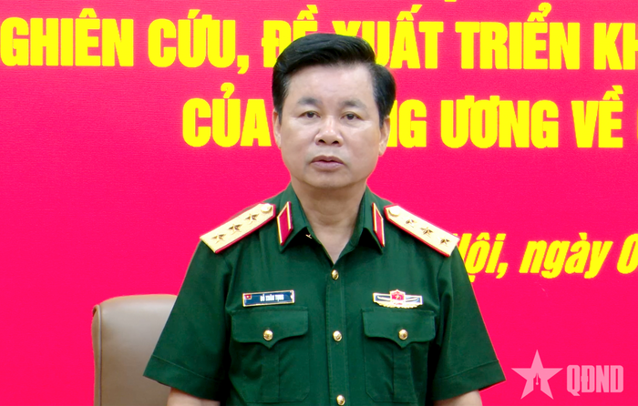 Thượng tướng Đỗ Xuân Tụng chủ trì hội nghị.