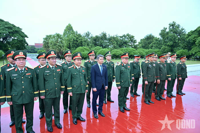 Đại tướng Nguyễn Trọng Nghĩa và đoàn cán bộ chính trị cấp cao QĐND Việt Nam đặt vòng hoa tại Đài tưởng niệm các anh hùng liệt sĩ ở Thủ đô Vientiane.