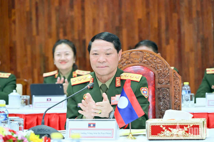 Thượng tướng Vongsone Inpanphim phát biểu tại hội đàm.