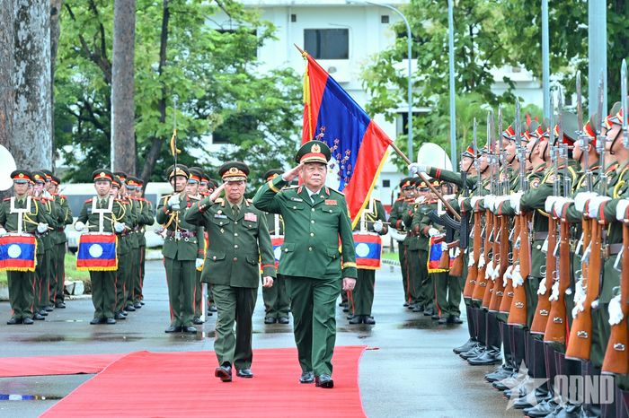 Đại tướng Nguyễn Trọng Nghĩa và Thượng tướng Vongsone Inpanphim duyệt Đội danh dự QĐND Lào.