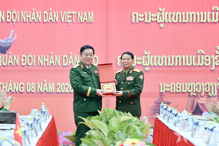 Đại tướng Nguyễn Trọng Nghĩa và Thượng tướng Vongsone Inpanphim.