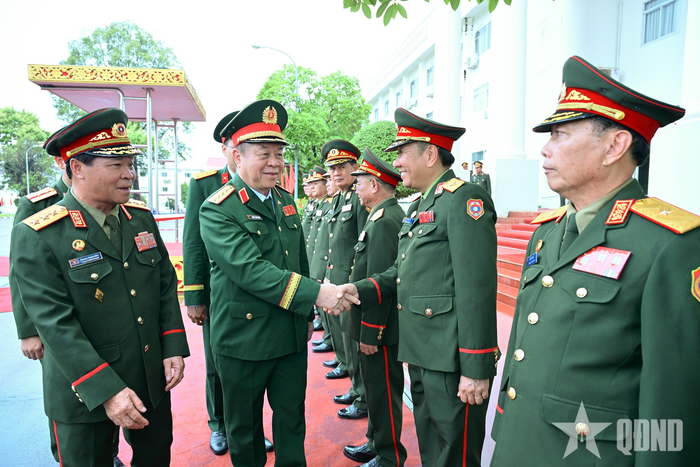 Đại tướng Nguyễn Trọng Nghĩa chào đoàn cán bộ chính trị cấp cao QĐND Lào.