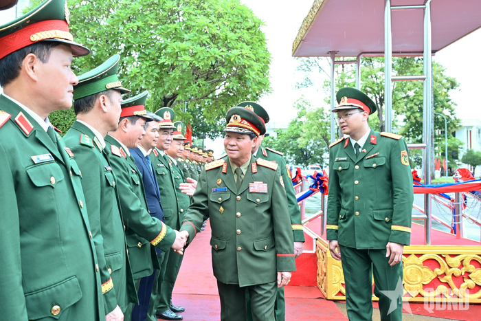 Thượng tướng Vongsone Inpanphim chào đoàn cán bộ chính trị cấp cao QĐND Việt Nam.