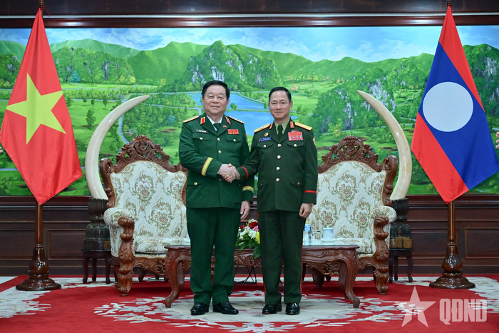  Đại tướng Nguyễn Trọng Nghĩa và Đại tướng Khamliang Outhakaysone.
