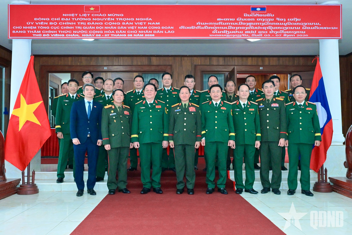  Các đại biểu dự buổi tiếp chụp ảnh chung.